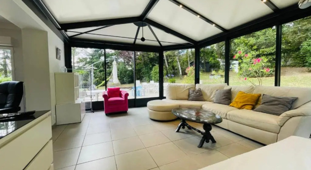 Large house 800 meters from Tours in lush greenery