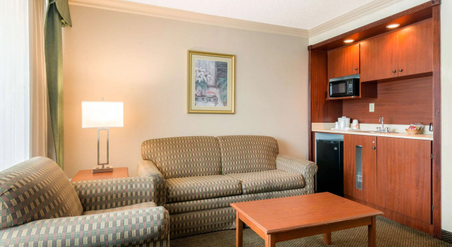 Четырёхместный люкс Quality Inn & Suites Tarpon Springs South