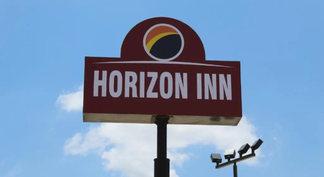 Трёхместный номер Luxury Horizon Inn & Suites