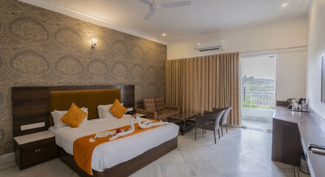 Mewar palace resort and spa, Забронировать Курортный отель Отели штата Раджастхана с парковкой, Парковка