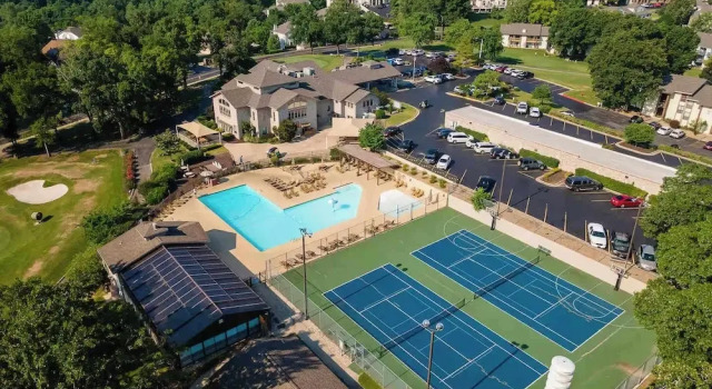 Fairway Retreat for 6 – Walk-in and Pet Friendly, Забронировать Отель Отели Table Rock Lake с парковкой, Парковка