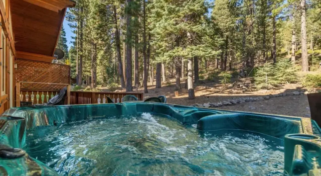Wolf s Lair by Avantstay Swiss Chalet w Private Hot Tub Access to Northstar Resort Community, Забронировать Шале Траки Скво-Вэлли, рядом с Горнолыжный курорт Northstar
