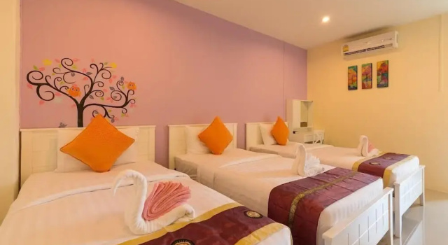 Трёхместный номер Standard с балконом Petch Ranong at Town