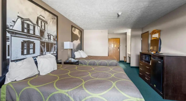 Четырёхместный номер Standard Burgundy Inn & Suites