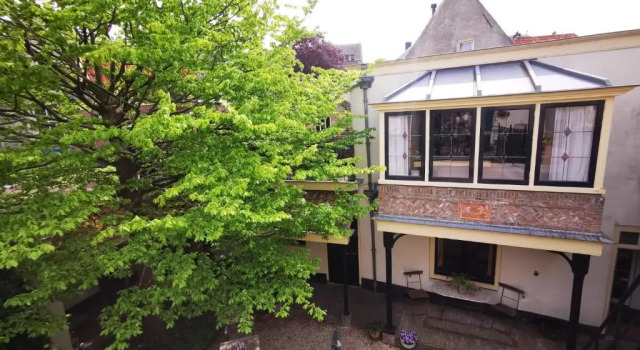 Unique Courtyard House with Sauna in Alkmaar city center, Забронировать Отель Алкмар Noord-Kennemerland