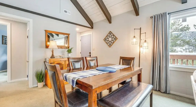 Cozy Estes Park Condo w/ Balcony + Fireplace!, Забронировать Апартаменты/квартира Отели Эстес-Парк с парковкой, рядом с Lake Estes 9-Hole Golf Course, Парковка