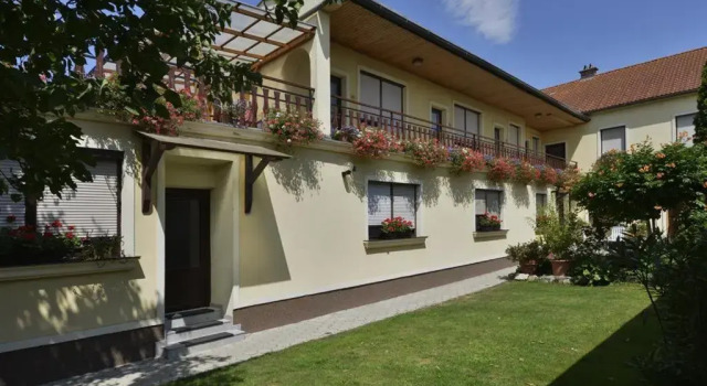 Blumenhof Wegleitner, Book Hotel Illmitz 