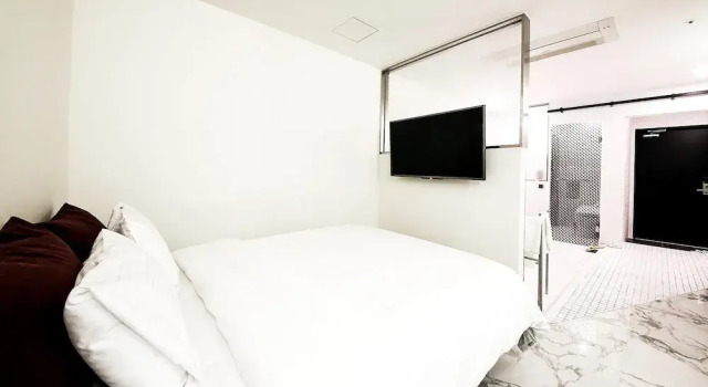 Номер Premier Elephant Shower Hotel