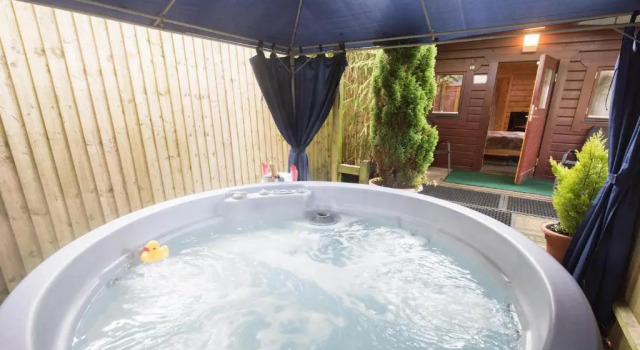 Cypress Log Cabins B&B, Book Hotel Fordingbridge Hampshire