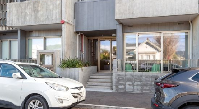 Petone Studio - Balcony, Bath Tub, Sleeps 2