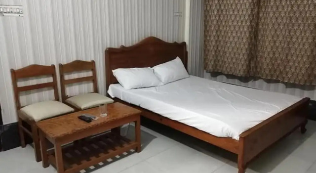 Saif Hotel And Restaurant, Забронировать Отель Отели Балкот с парковкой, Парковка