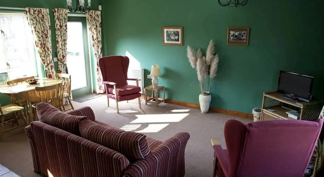 Коттедж Damerons Farm Cottages