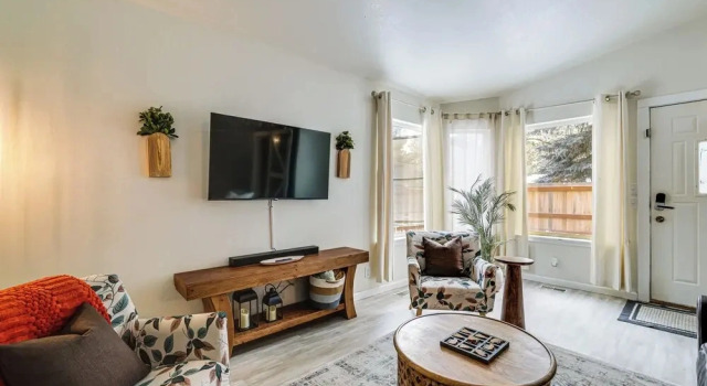 Family Home w/ Game Room, 1 Mi to Lake Cascade!