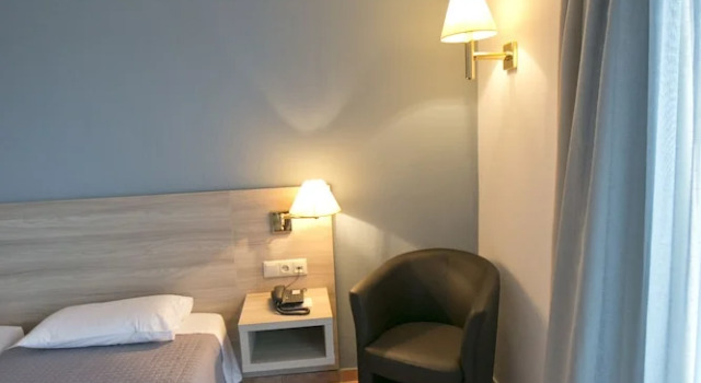 Одноместный номер Standard с балконом и с видом на город Oceanis Hotel