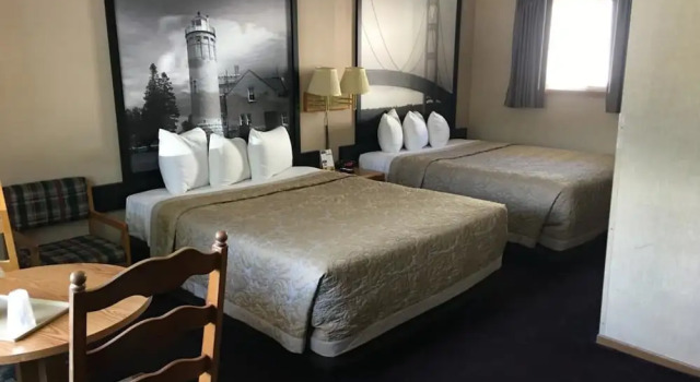 Четырёхместный номер Standard с балконом и с видом на озеро Super 8 Beachfront by Wyndham Mackinaw City, MI