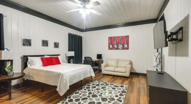 Modern Greenwood Studio < 1 Mi to Downtown!, Rezerwuj Apartament Hotele w Missisipi z parkingiem, Parking