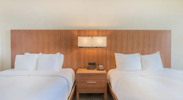 Четырёхместный номер Standard с красивым видом из окна Hilton Pensacola Beach