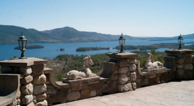 Номер Royal HIGHLANDS CASTLE overlooking Lake George plus 2 other CASTLES & SUITES