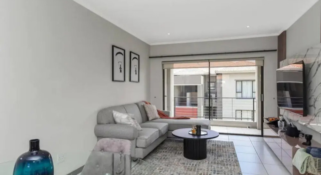 2 Bed Flat - Sleeps 4 - Pool - Garden - Parking