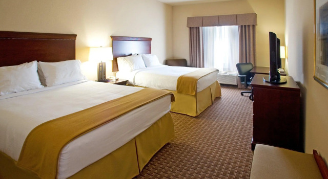 Четырёхместный номер Standard Holiday Inn Express Hotel and Suites Kingsville by IHG