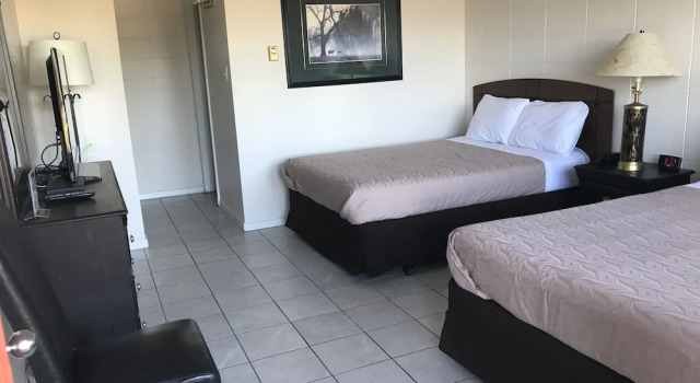 Четырёхместный номер Standard с балконом Value Lodge Economy Motel
