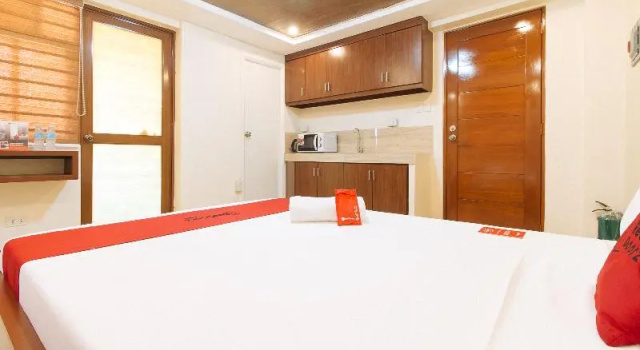 Двухместный номер Deluxe RedDoorz Plus near Uptown BGC Mall