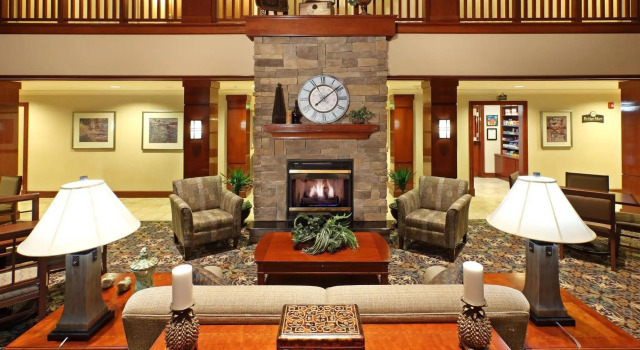 Staybridge Suites Fayetteville, Boek Hotel Hotels in Ozark met parkeren, Parkeren