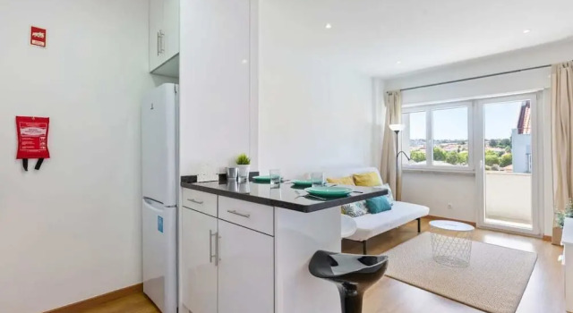 Spacious 1 Bed Apt w/Balcony, Sleeps 3, Rezerwuj Apartament Benfica Lisbon Region