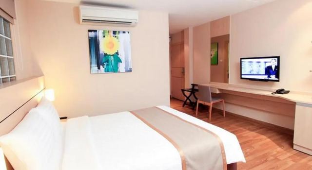 Кровать в общем номере Petals Inn