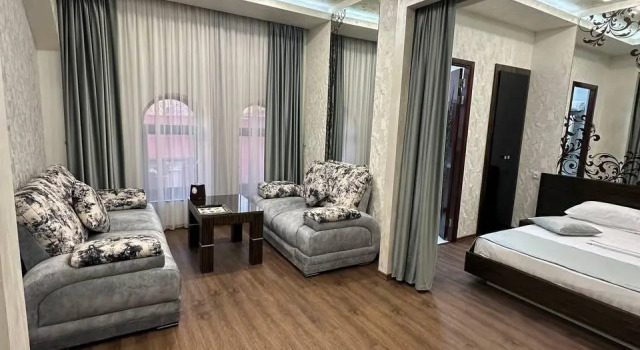 Полулюкс Отель Roma Yerevan & Tours