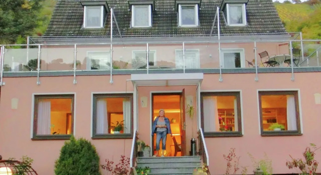 Amazing Holiday Home Directly on the Rhine With Roof Terrace and a Large Garden, Забронировать Отель Отели в центре Санкт-Гоарсхаузен, в центре