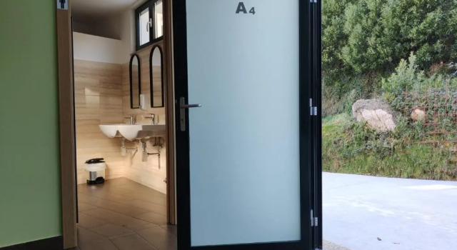 Кровать в общем номере Albergue O Logoso