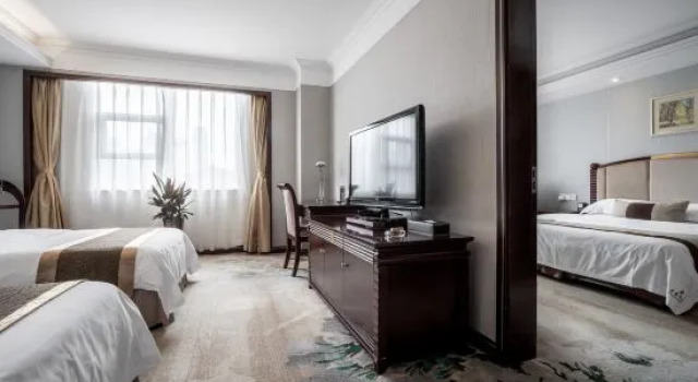 Трёхместный семейный люкс Guilong Hotel