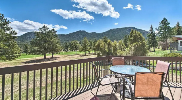 Апартаменты Fireplace & Mtn Views: Estes Park Home w/ Deck!
