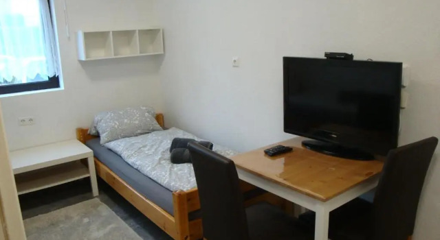Cenet 1 Zimmer Apartment