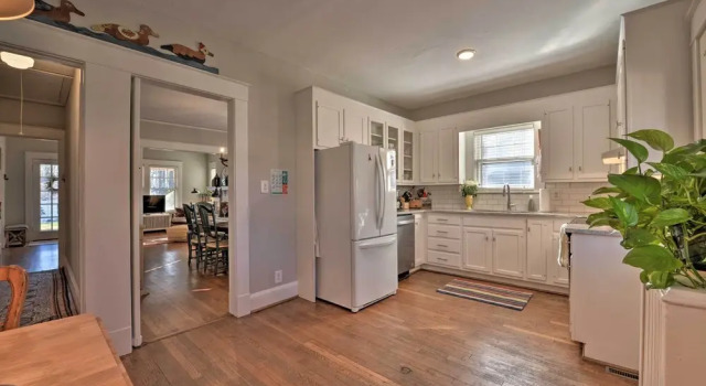 Vintage Chic Cottage < 1 Mile to UNC Greensboro!, Book Feriehus Greensboro North Carolina