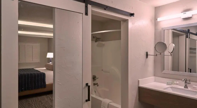Номер Standard с видом на бассейн Fredericksburg Inn and Suites