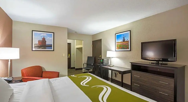Люкс c 1 комнатой AmericInn by Wyndham Holland MI