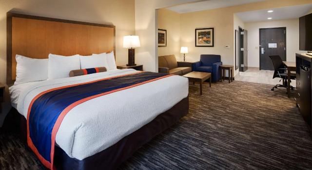 Четырёхместный номер Deluxe Best Western Plus Ardmore Inn & Suites