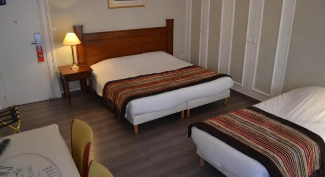 Трёхместный номер Standard Brit Hotel Comtes De Champagne - Troyes Centre Historique