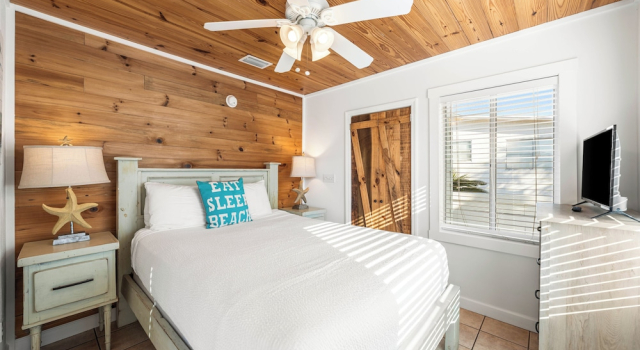 Коттедж Dog Friendly + Private Pool; 0.1 Miles to the Beach!