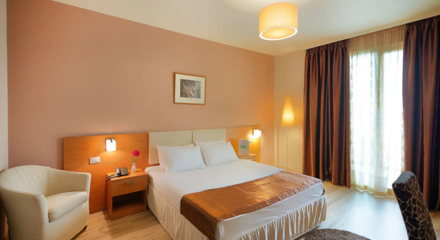 Albanian Star Hotel, Rezerwuj Hotel Hotele w Durres County z parkingiem, Parking