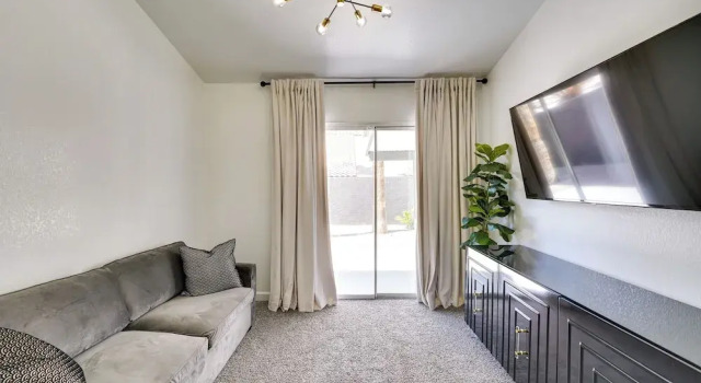 Sleek North Las Vegas Vacation Rental w/ Game Room, Забронировать Дом для отпуска Коттеджи Норт-Лас-Вегаса, Коттедж