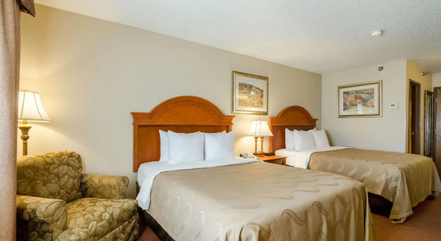 Четырёхместный номер Standard Holiday Inn Express ALLIANCE