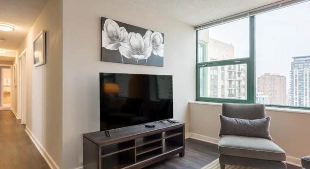 3BR 2BA Captivating Penthouse with Views Pool & Gym, Varaa Hotelli Near North Side 