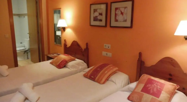 Четырёхместный номер Standard с видом на горы Hostal Cal Batista