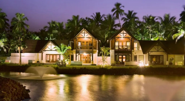 Люкс с видом на залив Отель The LaLit Resort and Spa Bekal