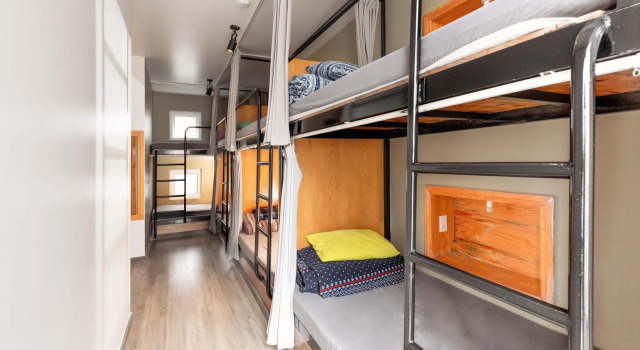 Кровать в общем номере Pi Boutique Hotel