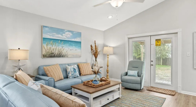 Коттедж Sunshine House! 3BR 2BA Sleeps 9! Your Perfect Retreat for Comfort and Style