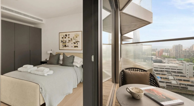 Stylish two Bedroom Apartment With River Views in Docklands, Забронировать Апартаменты/квартира Лондон Большой Лондон, рядом с Парк и ферма «Мадшут»